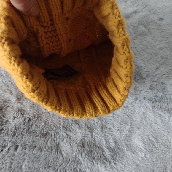EUC Vince Camuto Knit Pom Beanie - Picture 5 of 7